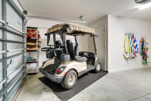 um carrinho de golfe está estacionado numa garagem em The Villages Home with Golf Cart and Community Pools! em The Villages