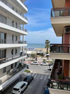 desde el balcón de un edificio con vistas a la playa en Da Zio Giovanni, en Pescara