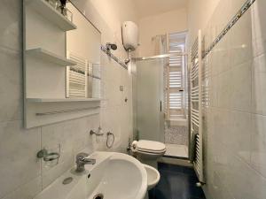Baño blanco con aseo y lavamanos en Da Zio Giovanni, en Pescara