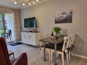 - une cuisine et une salle à manger avec une table et des chaises dans l'établissement Apartment 72 im Haus Villa Anna II, à Sankt Peter-Ording