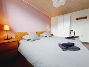 En eller flere senge i et værelse på Au Pachis - Maison de vacances Houffalize
