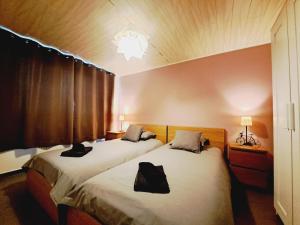 two beds in a hotel room with at Au Pachis - Maison de vacances Houffalize in Houffalize
