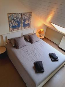 a bedroom with a large bed with two towels on it at Au Pachis - Maison de vacances Houffalize in Houffalize