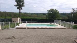 Bazén v ubytování Gîte La Garrigue uniquement à la semaine nebo v jeho okolí