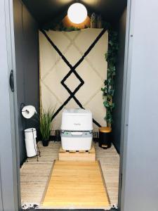 a bathroom with a toilet sitting on the floor at Glamping -Logie Moonlight in Brakel