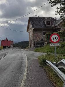 Przyroda w pobliżu tego domu w stylu alpejskim