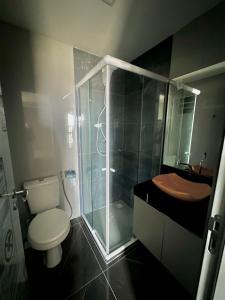 uma casa de banho com um chuveiro, um WC e um lavatório. em Apartamento de Alto Padrão Recém Inaugurado em Campina Grande