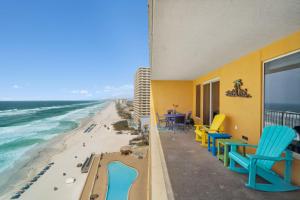 - une vue sur la plage depuis le balcon de l'hôtel dans l'établissement Treasure Island 1005, à Panama City Beach