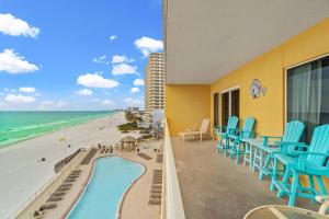 uitzicht op het strand vanaf het balkon van een resort bij Treasure Island 0507 in Panama City Beach