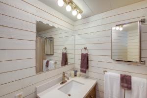 Ένα μπάνιο στο Hike, Bike and Boat Cabin with Dock on Seeley Lake!