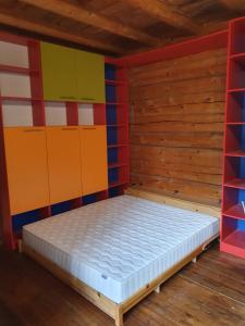 En eller flere senge i et værelse på Dzīvoklis Nr. 7