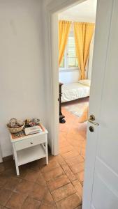 a room with a room with a bed and a table at B&B Luna Nuova in Sarzana