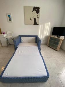 Habitación con cama y TV. en Vacanze Romane ~ Cozy Flat, en Roma
