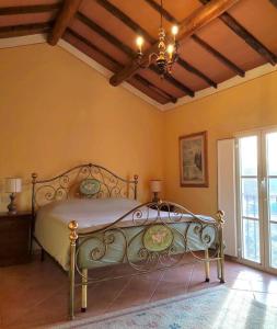 um quarto com uma cama grande num quarto em Villa Donnola: casa Rosmarino em Fucecchio