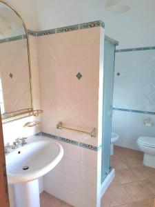 La salle de bains est pourvue d'un lavabo et de toilettes. dans l'établissement Villa Donnola: casa Rosmarino, à Fucecchio