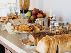 een tafel met veel verschillende soorten brood bij Hôtel Propriano Arena Bianca in Propriano
