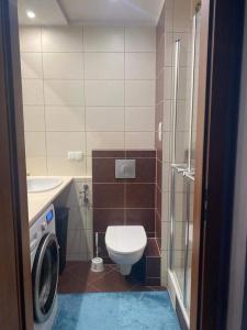 a small bathroom with a toilet and a sink at Przestronny apartament in Giżycko