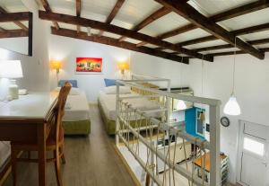 sypialnia na poddaszu z łóżkiem piętrowym i biurkiem w obiekcie Loft Kapodistrias w Korfu