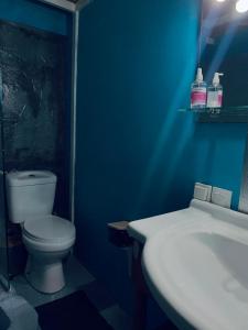 La salle de bains bleue est pourvue de toilettes et d'un lavabo. dans l'établissement Loft Kapodistrias, à Corfou