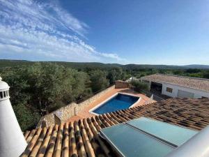 una casa con piscina en la azotea en Villa with 4 bedrooms / Pool / Quiet Area / WiFi, en Loulé