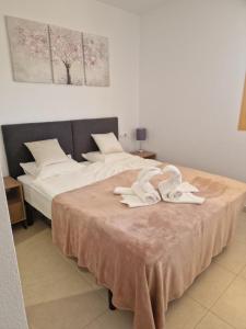 Una cama con dos toallas blancas encima. en Flamenco Ambar Luxury Apartment 15 Planta, en Calpe