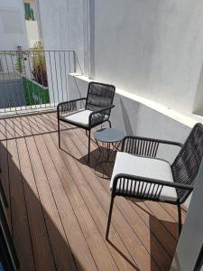 2 stoelen en een tafel op een balkon bij Kavia Hotel do Largo in Cascais