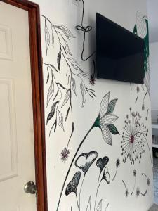 a wall with a drawing of flowers on it at Buganvilla No 4 in Quepos