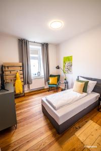 1 dormitorio con 1 cama y 1 silla en Liegeplatz - vollausgestattete Wohnungen - zentrumsnah, en Brunsbüttel