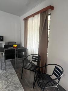 a room with chairs and a table and a window at Buganvilla No 4 in Quepos