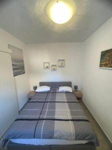 un par de camas en una habitación con techo en Apartments D en Premantura