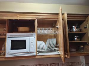 a microwave oven sitting inside of a kitchen at Apartamentos Casa Modesto in Escalona