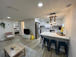 a kitchen and living room with a table and chairs at Stylish Chic King Bed Ybor Dt in Tampa