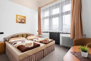 um quarto com 2 camas e uma janela em Hotel Obecní dům em Semily