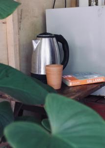 Kingsley Place في ديكويلا تين: وعاء القهوة على طاولة بجوار كتاب