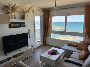 Sala de estar con TV y vistas al océano en VENEZIOLA PARADISE, spa & gym, en La Manga del Mar Menor