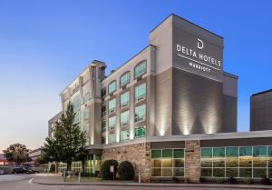 Del City的住宿－Delta Hotels by Marriott Midwest City at the Reed Conference Center，前面有标志的建筑