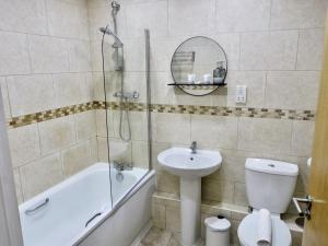 y baño con aseo, lavabo y ducha. en 2 Bed Modern Apartment Manchester City Centre en Mánchester