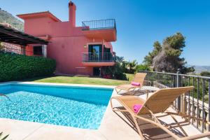 een villa met een zwembad voor een huis bij VILLA ANDALUCIA ATLANTIDA, casa con piscina privada in Alhaurín de la Torre