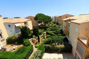 une vue aérienne sur un jardin entre deux bâtiments dans l'établissement JEAN BART III Joli T2 cabine mezzanine proche plage Richelieu Cap d'Agde, au Cap d'Agde