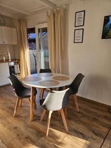 a table and chairs in a room with a kitchen at Tom's House in Stegna