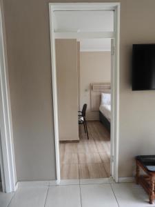 Katil atau katil-katil dalam bilik di 2 Bed Apt with en-suite and kitchenette - 2067