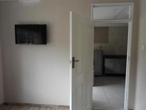 Televisyen dan/atau pusat hiburan di 2 Bed Apt with en-suite and kitchenette - 2067