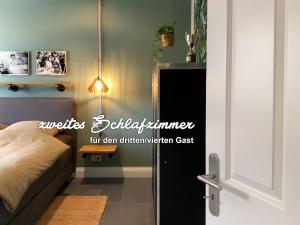 ein Schlafzimmer mit einem Bett neben einer Tür in der Unterkunft viel Platz, 1-2 große Schlafzimmer, Küche mit Essplatz, Balkon, nahe Centro & Arena in Oberhausen + 44 Fotos