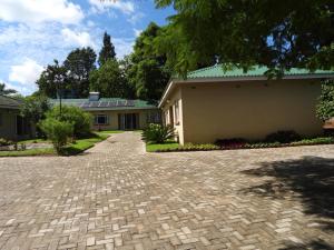 uma casa com uma entrada de tijolos em frente em 2 Bed Apt with en-suite and kitchenette - 2067 em Harare