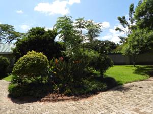 Taman di luar 2 Bed Apt with en-suite and kitchenette - 2067