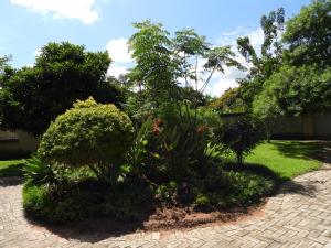 Taman di luar 2 Bed Apt with en-suite and kitchenette - 2067