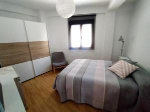 トレドにあるApartamento Centro de Toledoのベッドルーム(ベッド1台、窓付)