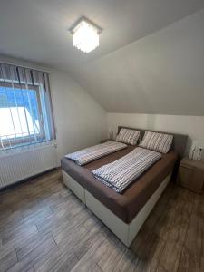 ヘルマゴルにあるTerezia-Appartements Nassfeldのベッドルーム1室(大型ベッド1台付)