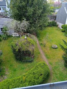 una vista aérea de un jardín con una jaula de aves en Helocar, en Morlaix
