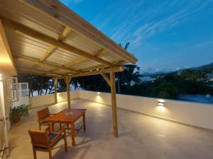 Rõdu või terrass majutusasutuses Oceanview Kite Studio